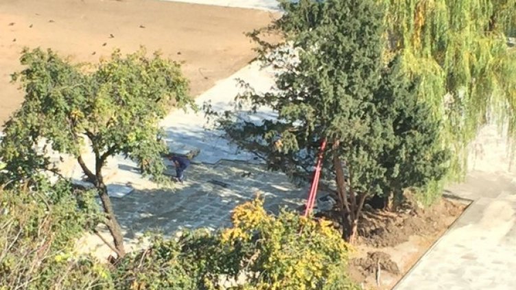 Ремонт ли бе... Махат ли плочките от площада пред "Св. Седмочисленици"?