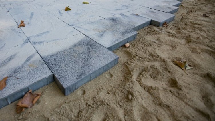 Добрите стари... спорни плочки. Същите &ndash; и пред градинката "Кристал"