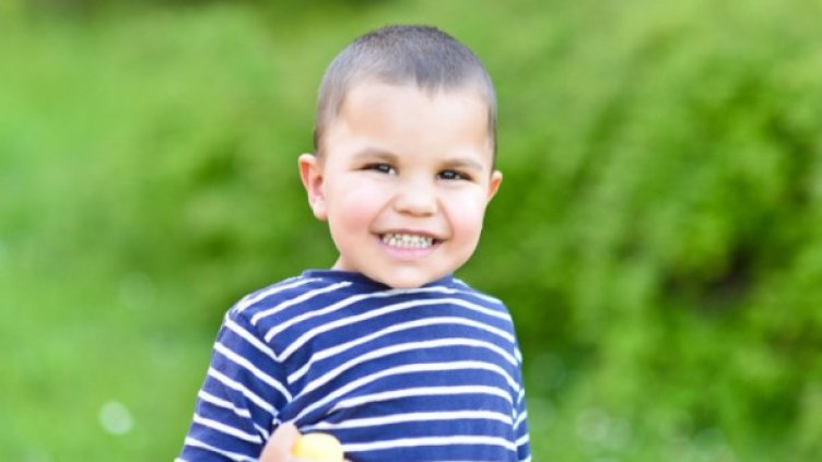 Калоян се подобрява, но има нужда от средства, за да продължи лечението си. Снимка: личен архив