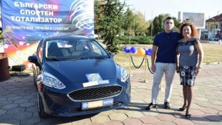 Семейството с колата от тотото. Снимка: Монитор