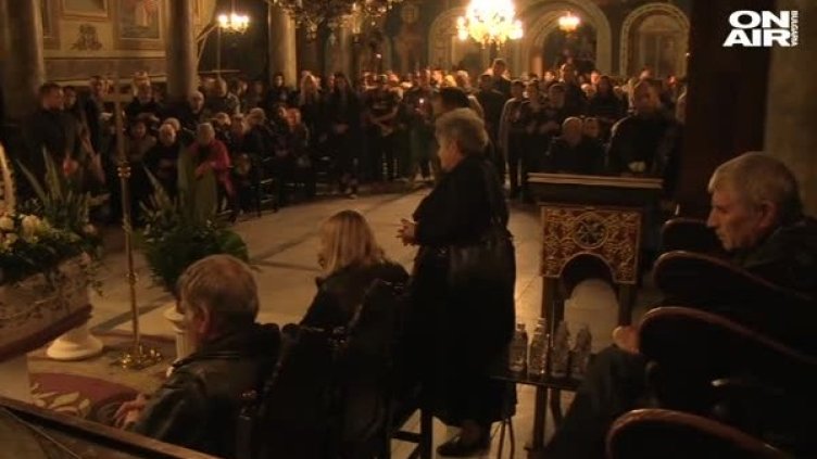 Болка и гняв: Русе изпрати Виктория, а за убиеца – максимална присъда!