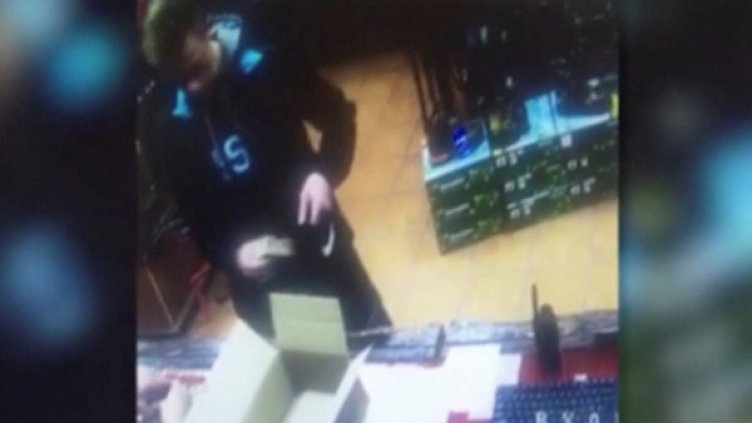 Владислав Росляков в магазина, откъдето е купил оръжието на стрелбата. Снимка: Reuters