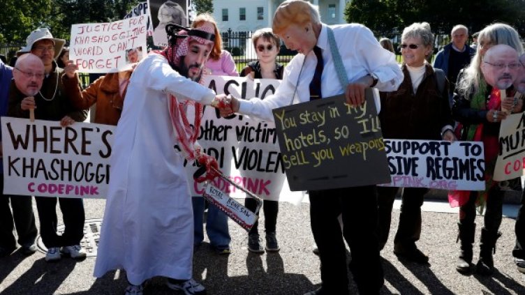 Протестиращи иронизират разследването на смъртта на Кашоги. Снимка: Reuters