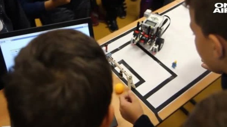 Какво напрегнато футболно дерби... С роботи на терена! 