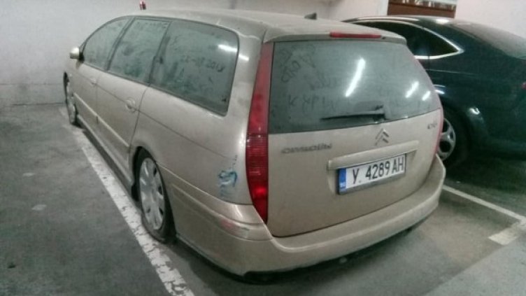 Снимка на потънала в прах в кола на паркинга на Терминал 2 бе изпратена в рубриката ни "мРепортер"