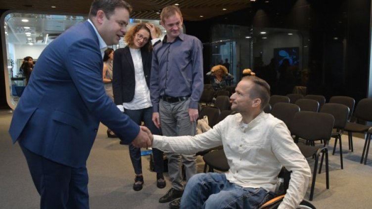 Изпълнителният директор на Теленор България Джейсън Кинг посреща новите участници в Open Mind