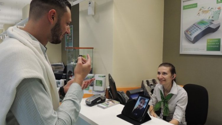 Банка ДСК въвежда услуга за видео жестов превод за клиенти