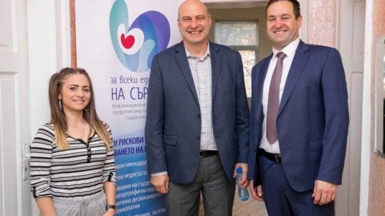 Поля Шумакова, доц. Велев и д-р Трайков. Източник: Асоциация "Детско Сърце"