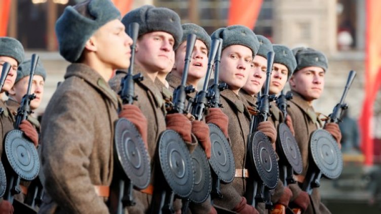 Марш на Червения площад в чест на парада от 1941 г.