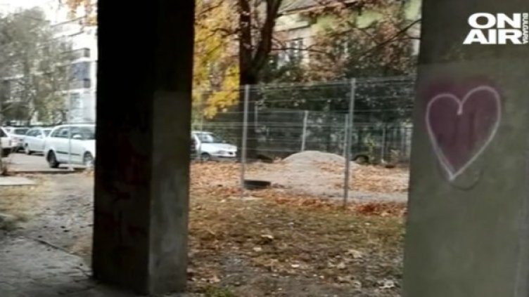 Излъскана "Витошка", а зад нея – абсурди: Огради на пътя, зарязани коли...