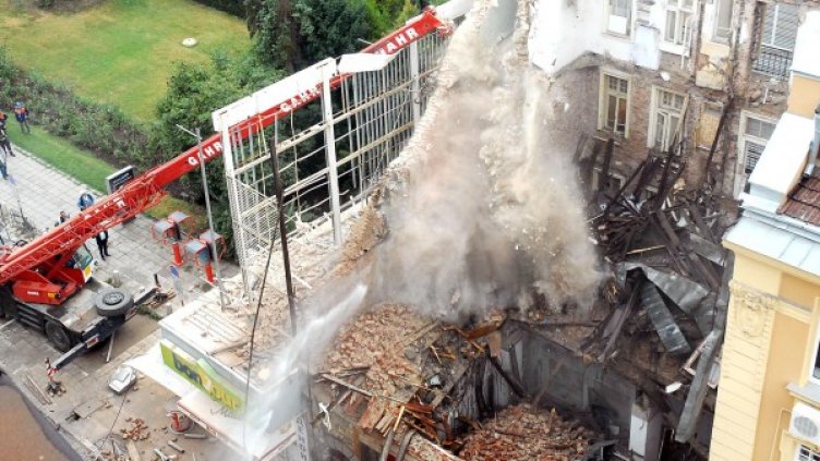 Рухналата преди 12 години сграда, която уби две жени. Снимка: Булфото, архив