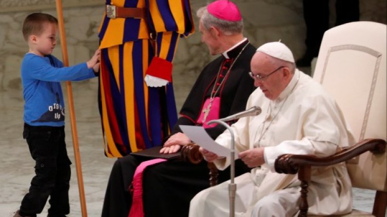 На аудиенция при папата &ndash; момченце тича и играе на воля. Свободно е!