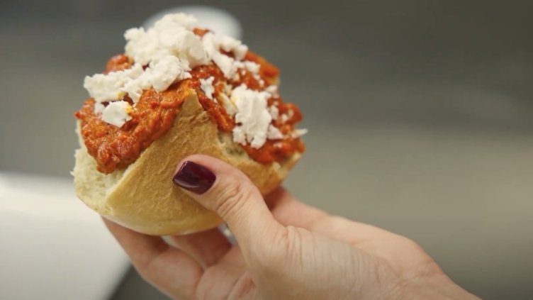 Лютеницата няма шанс – топъл хляб от Kaufland превзема трапезите