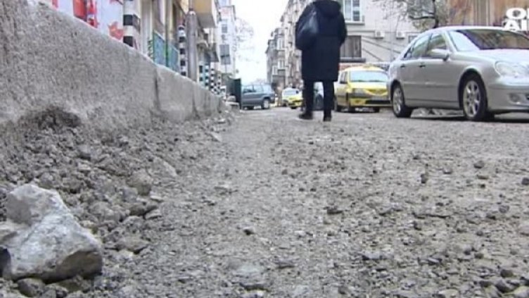 Улица "Иван Вазов": За хората или за колите!? Ремонтът &ndash; на пауза