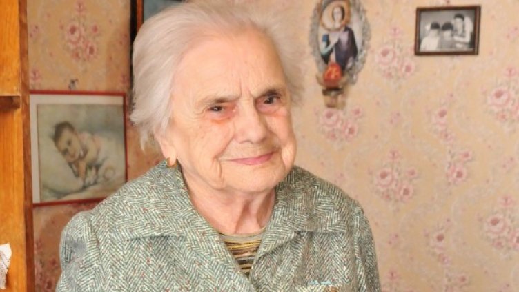 С кафе и ментичка баба Женика прехвърли 100... И иска още толкова!