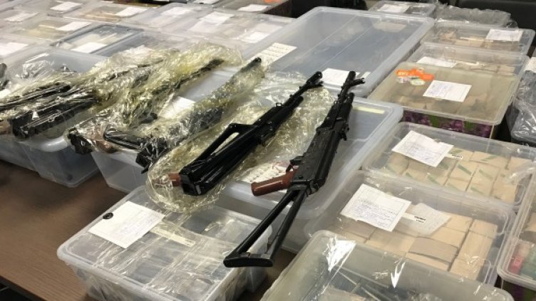 София, като на война! Калашници в кутии – нови. Пистолети, барут...