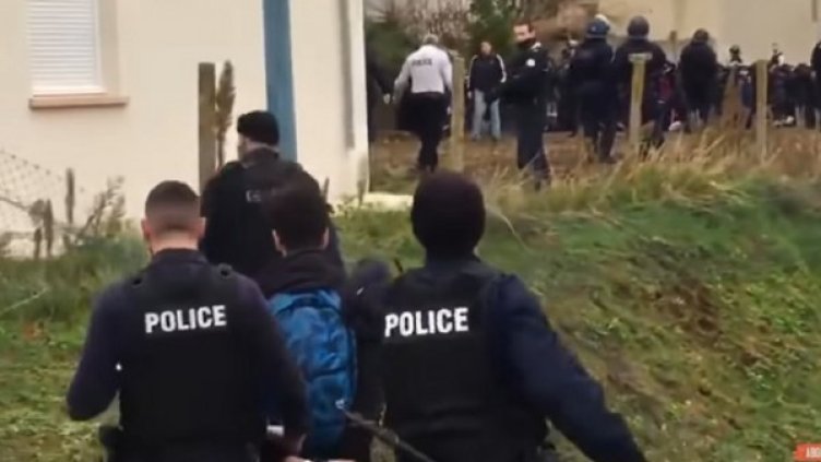 Полемика във Франция: Групово задържане на гимназисти