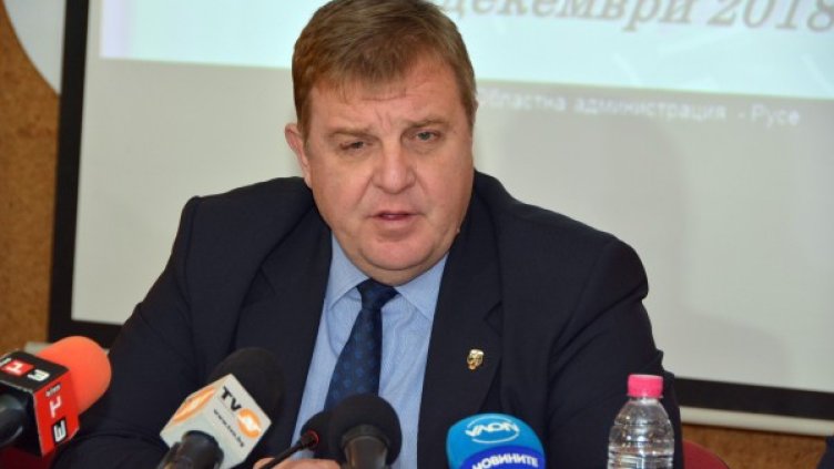 Самолет с Каракачанов кацна аварийно във Виена