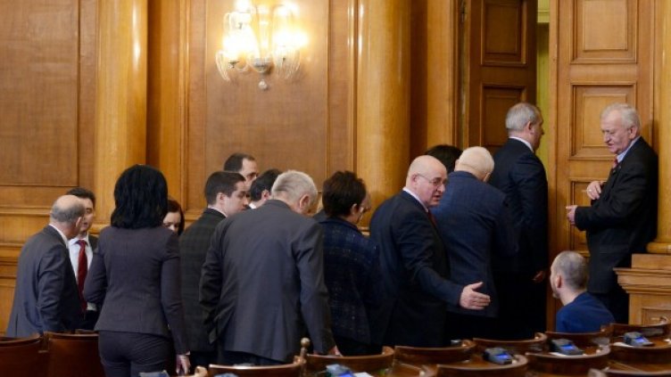 Зиме, лете&hellip; Колко и кога почиват депутатите?