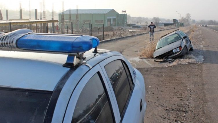 Мрем на пътя от&hellip; Институциите ли са ни виновни? 