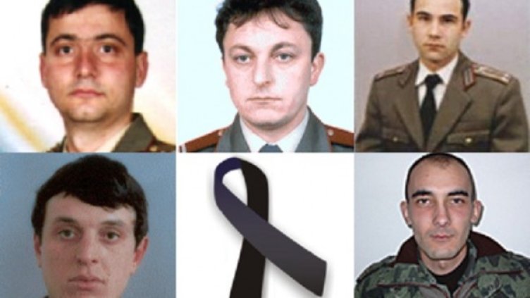 Горе (ляво-дясно): кап. Качорин, ст. серж. Инджов, ст.лейт. Саръев; долу (ляво-дясно): редник Киров, мл. серж. Петров