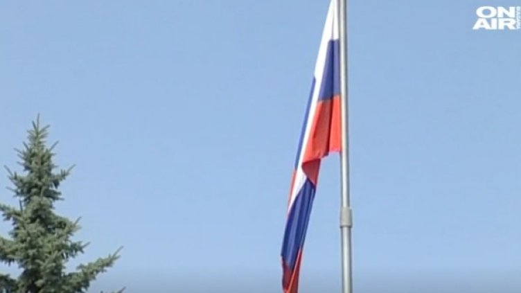 Как една елха, дарена от Москва, доведе до... "олигофрени" 