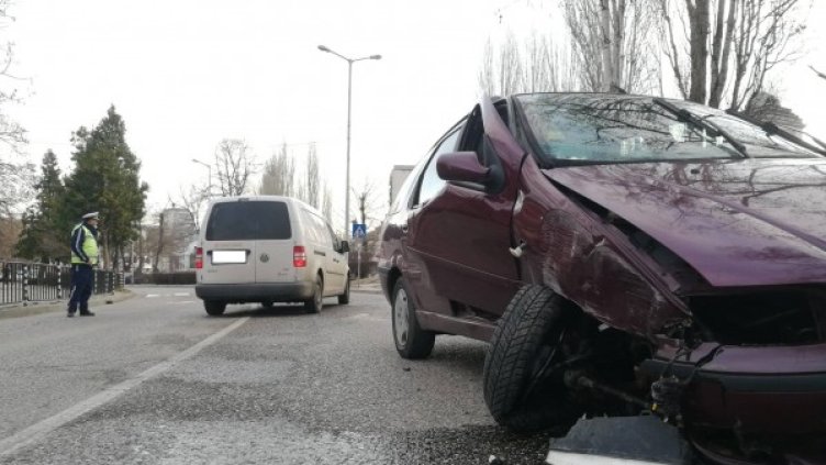 Фиат катастрофира в стълб в Хасково