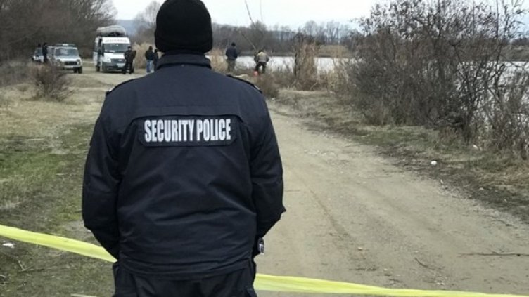 Два дни водолази от Пловдив и полицаи от Казанлък претърсваха Мътното езеро край казанлъшкото село Розово, докато успеят да извадят колата с трупа на Фахри от водата. СНИМКА: 24 часа