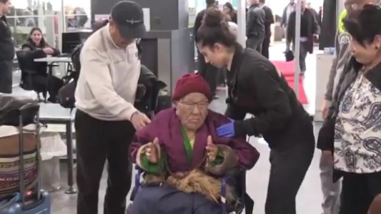 На крилете на самолета... 102-годишна отпразнува рожден ден!