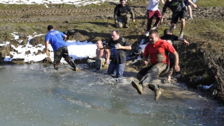 Зетьовете влизат в ледената вода. Такъв е обичаят на Ивановден. Снимка: архив, Булфото