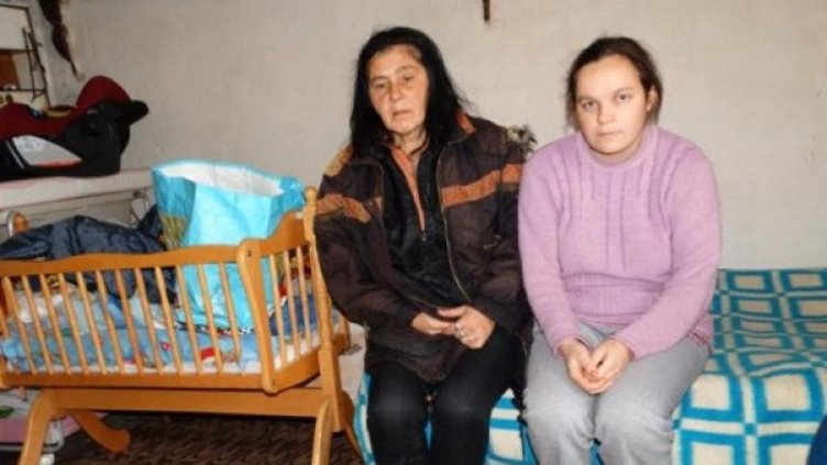 Симона с майка си. Снимка: "Монитор"