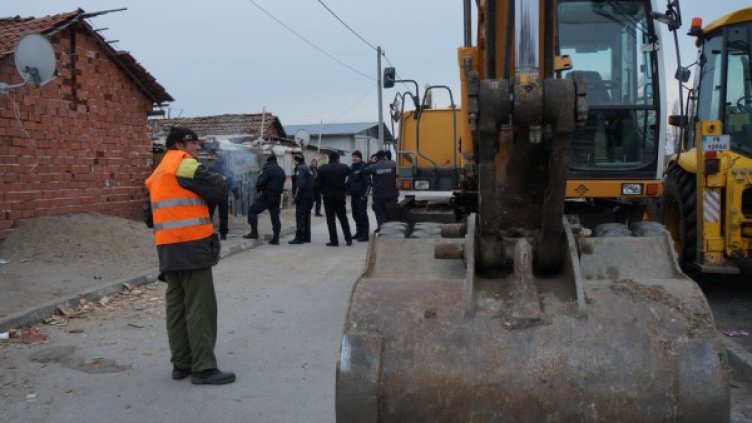 Кадър от събарянето на ромските незаконни постройки във Войводиново. Снимка: БТА