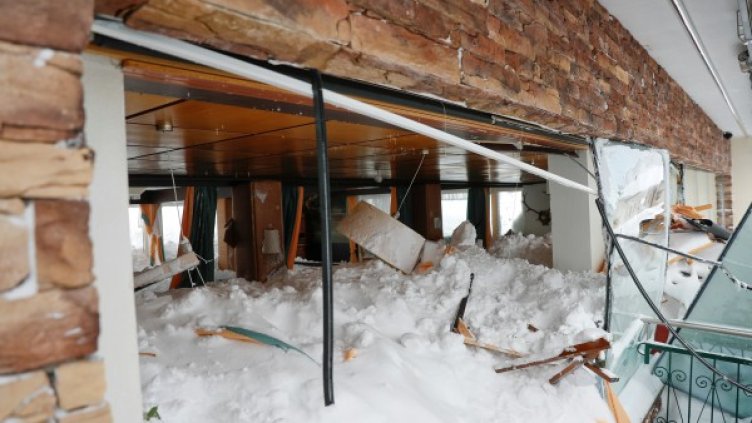 Погребан под лавина: 200-годишен хотел в Австрия