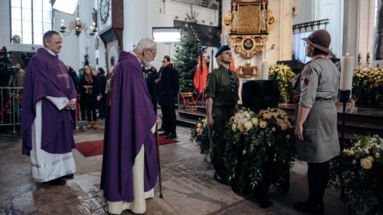 Погребват кмета на Гданск, Туск и Валенса дойдоха