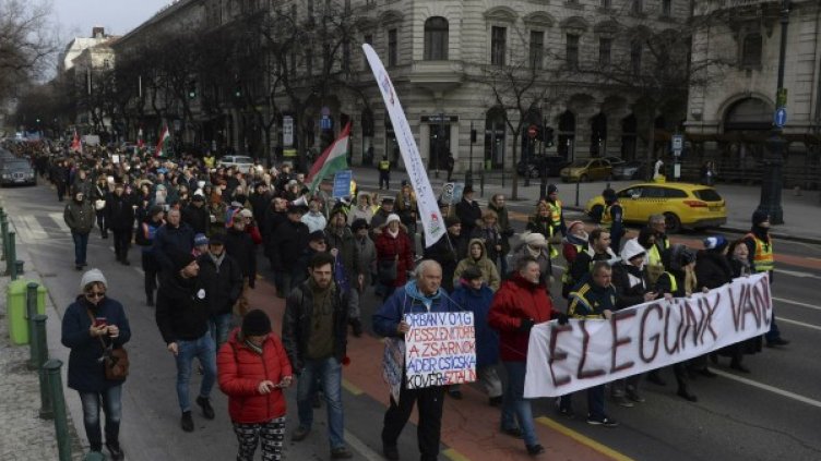 "Робски закон" изкара хиляди на протест в Будапеща