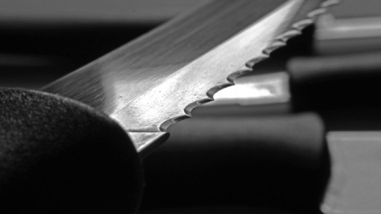 Мъж уби зверски приятел, захвърли го пред къщата му и избяга