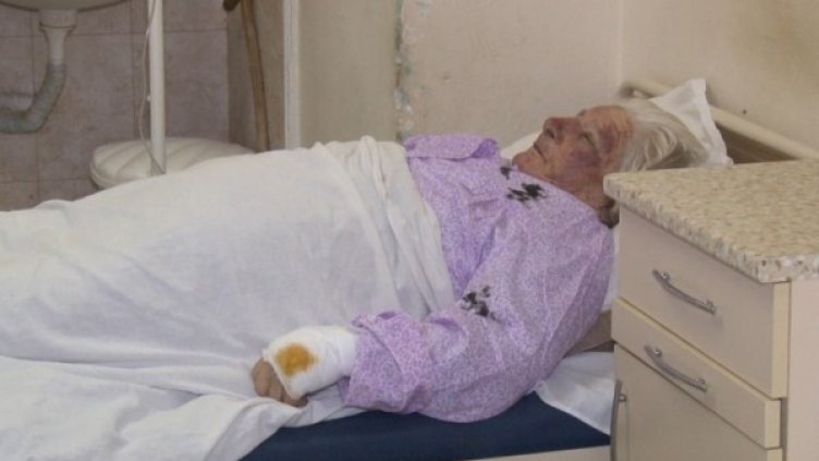 Битата баба Иванка в болница. Снимка: "24 часа"