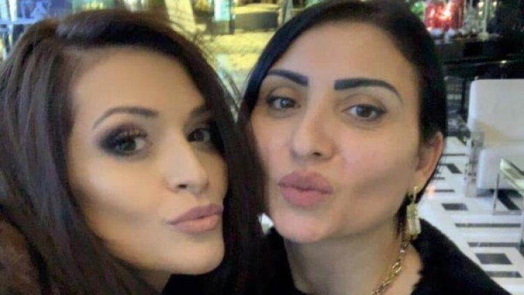 Булката и кумата. Снимка: Facebook