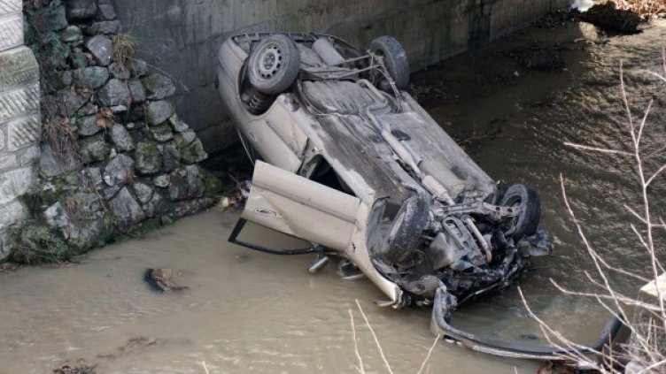 Кола падна и се обърна в канал във Варна