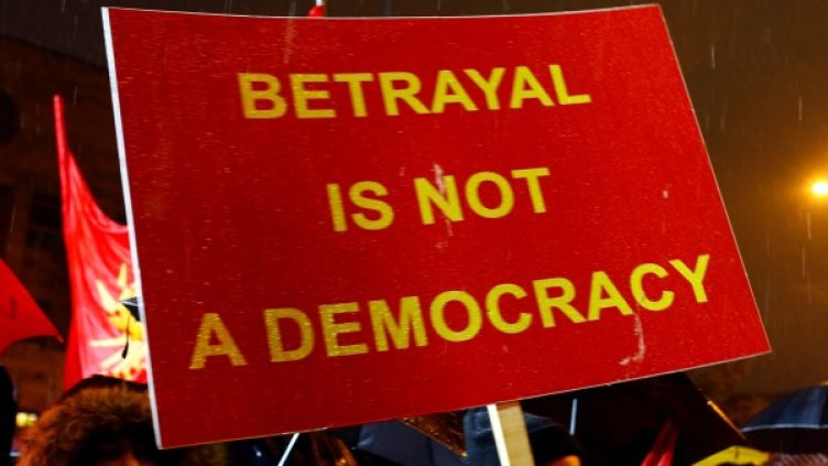 Снимка: "Предателството не е демокрация", архив, Reuters