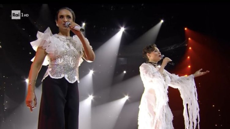 Мира Ауад и Ноа (вляво) пеят на откриването. СНИМКА: ТЕЛЕВИЗИЯ "РАИ"