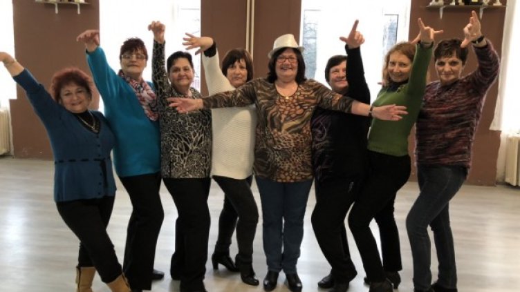 Бръчици ситни. Бели коси... Рок бабите от Казанлък със сингъл за 14 февруари!