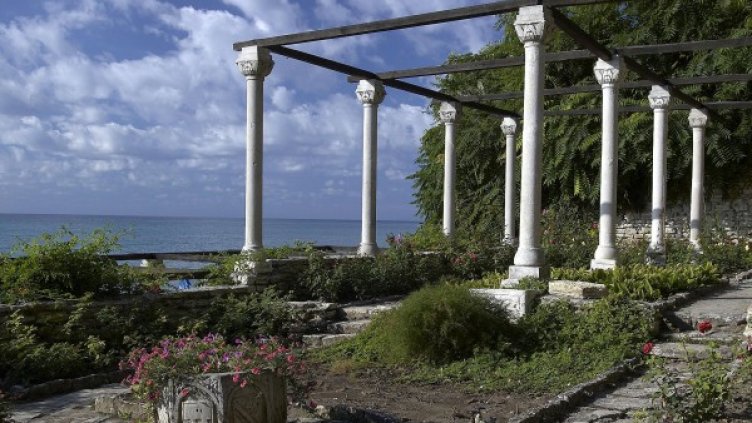 Все по-често хората избират дестинации за сватбата си като тази в Двореца в "Балчик". Снимка: архив, Булфото