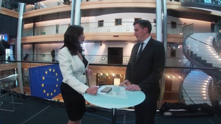 Дейвид Макалистър: Кризата във Венецуела да се реши по мирен път