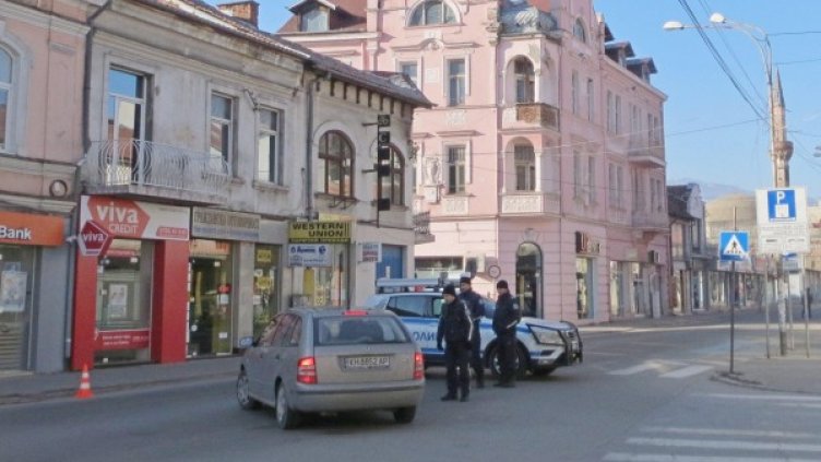 Полицията пази да не се разрасне напрежението в града. Снимка: Булфото