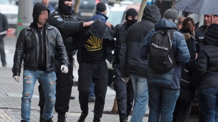 Зрелищна акция в София! Блъснаха полицай, последваха арести...