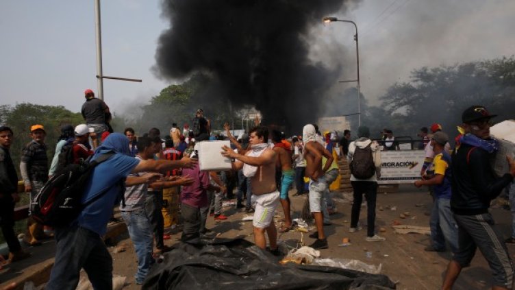 Част от хуманитарната помощ бе изгорена. Снимка: Reuters