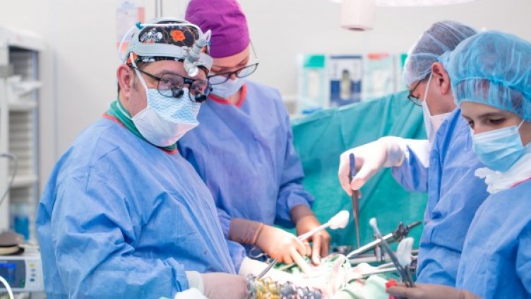 Д-р Стефан Стефанов и екипът му. Снимка: Аджибадем Сити Клиник