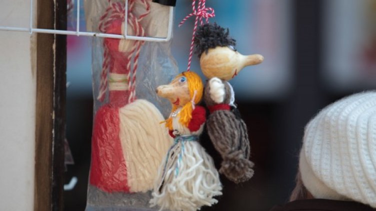 Баба Марта бързала, мартенички вързала... Бели и червени!