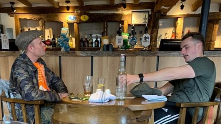 Кийт Флинт в пъба, часове преди да се самоубие. Снимка: DailyMail